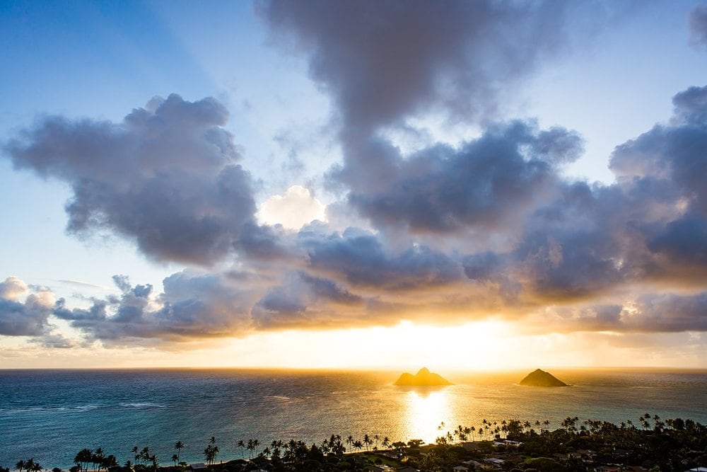  Elopement location for sunrise hike in Hawaii 